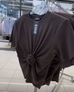 T-shirt z ozdobną różą - Gorzka czekolada