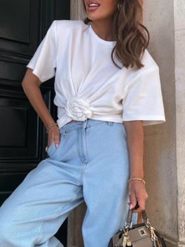 T-shirt z ozdobną różą - Biała