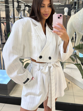 Krótka marynarka z poduszkami na ramionach - Śmietana