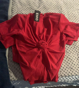 T-shirt z ozdobną różą - Malina