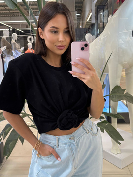 T-shirt z ozdobną różą - Czarny